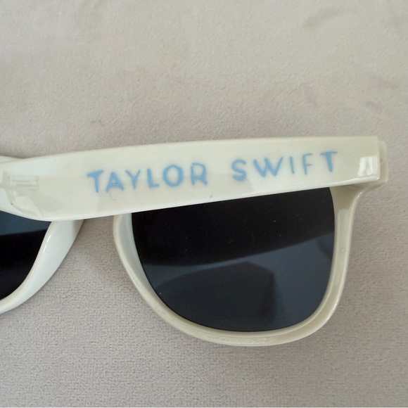 TAYLOR SWIFT Official Eras Tour 1989 (Taylor\ display picture 2